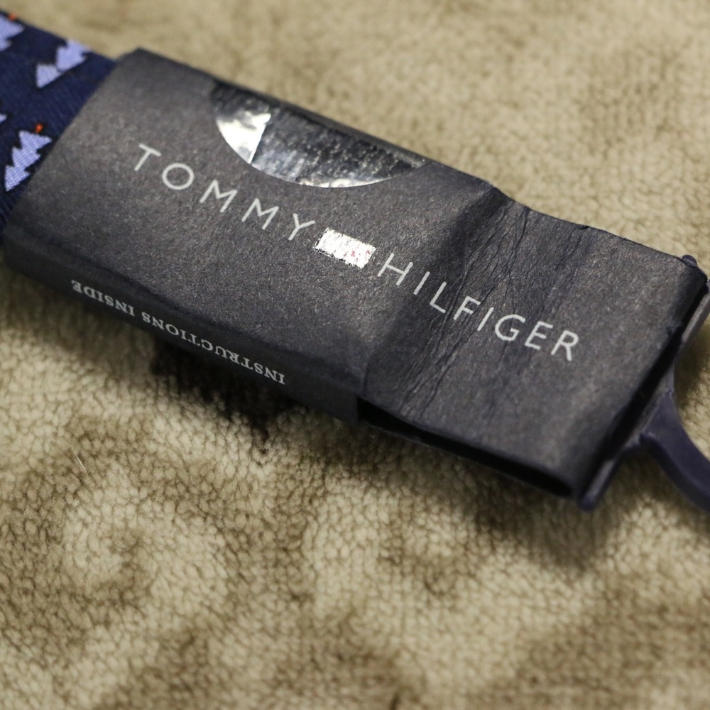 Tommy Hilfiger TBT Christmas Holiday Bow T… - Picture 4 of 6